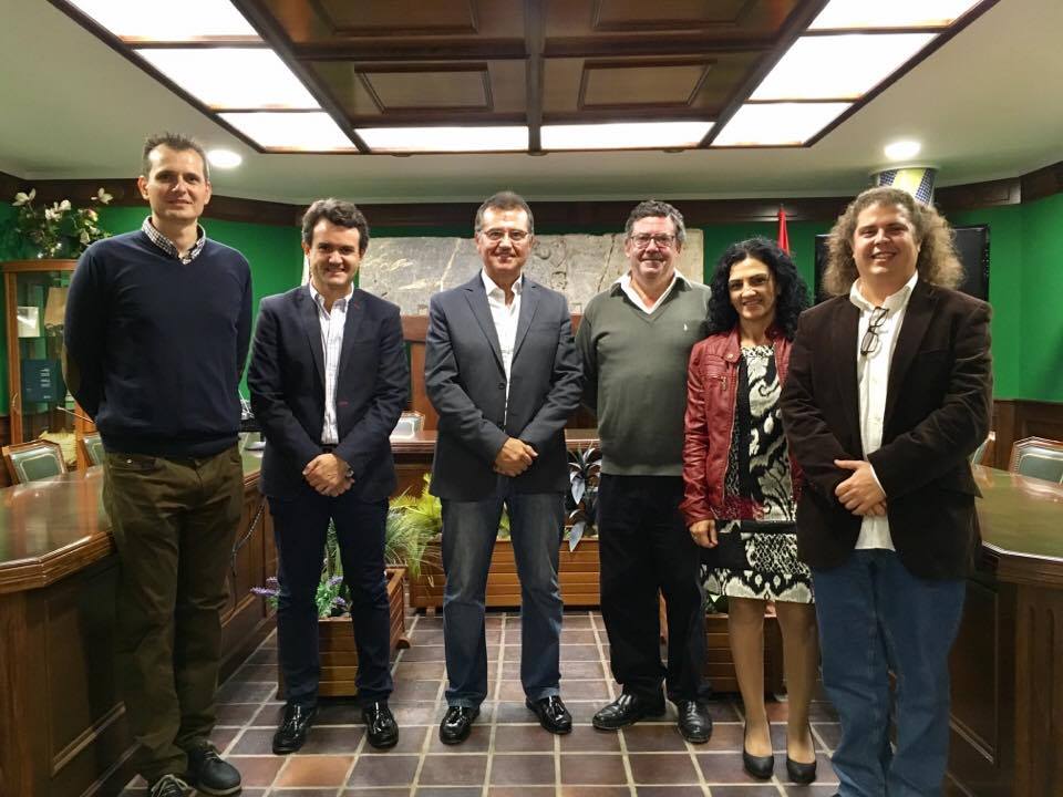 Los representantes del Ayuntamiento de Morata con el alcalde y concejales del Consistorio de Benejúzar.